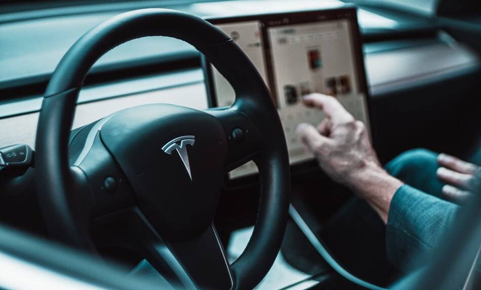 Tesla, Arabada Kitli Kalan Çocuklar İçin Radar Kuracak